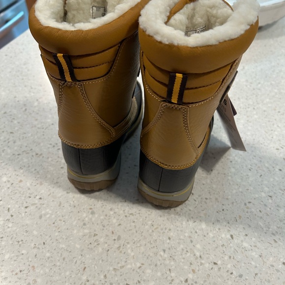 New boots size 4 fur lined.  ST2 - Picture 5 of 6